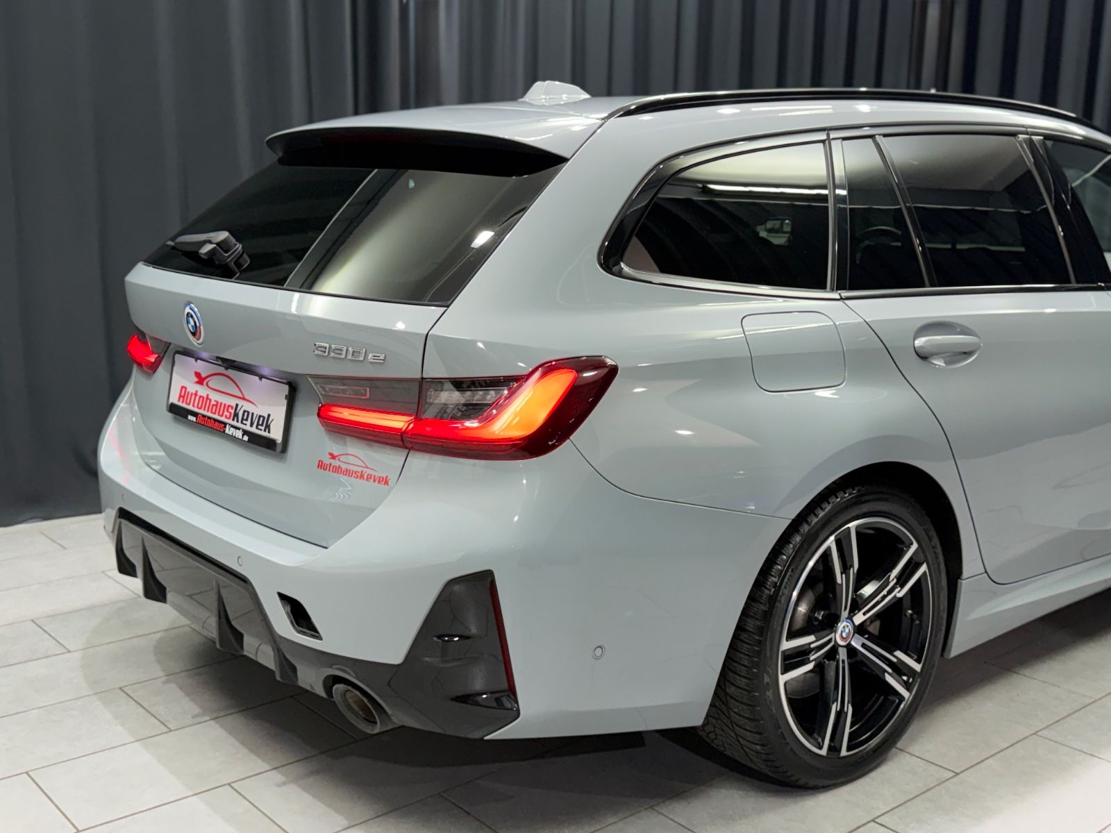 Fahrzeugabbildung BMW 330e Touring M Sport|HEAD-UP|NAVI|HIFI|WIDESCREE