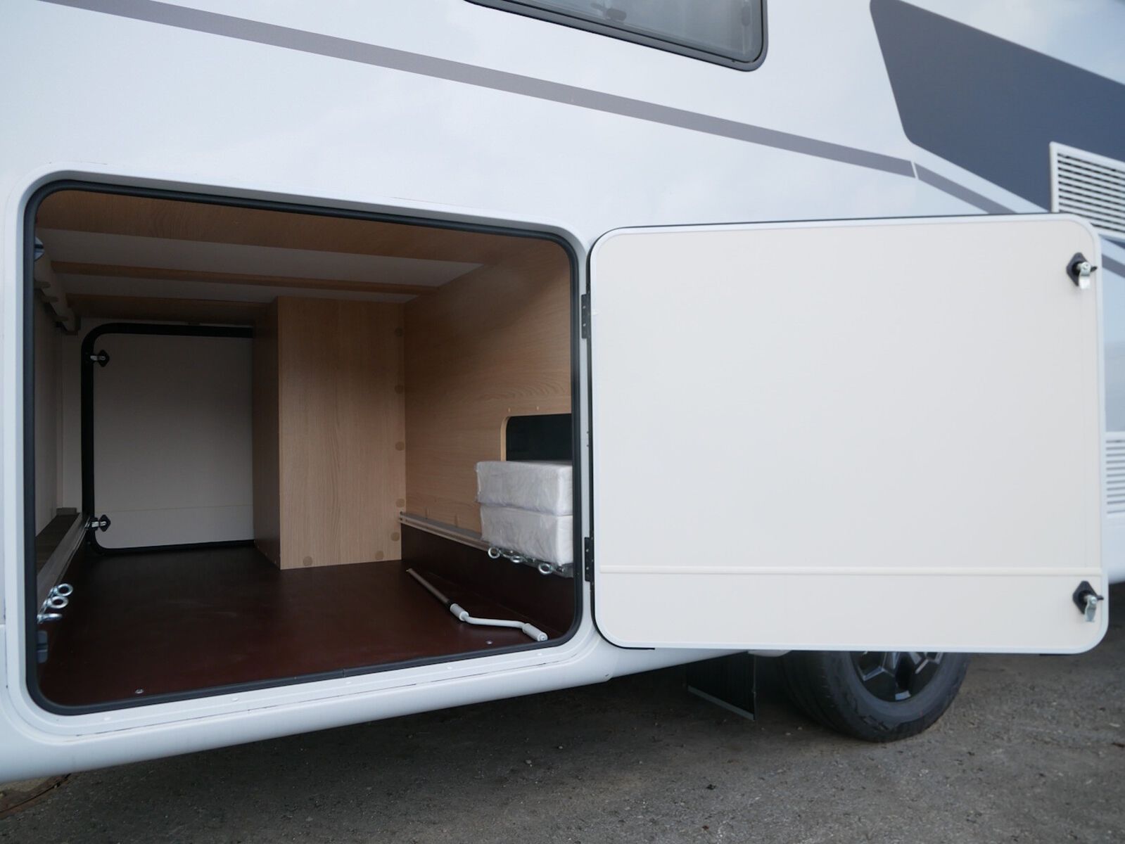 Fahrzeugabbildung Sunlight Adventure T Ford 690L Bi-Xenon Scheinwerfer