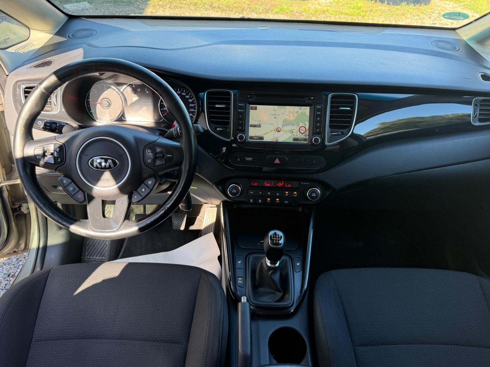 Kia Carens 2015 — photo 8
