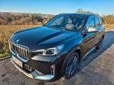 BMW iX1 xDrive30 - XLine/Innovationspaket/AHK - schwarze BMW iX1