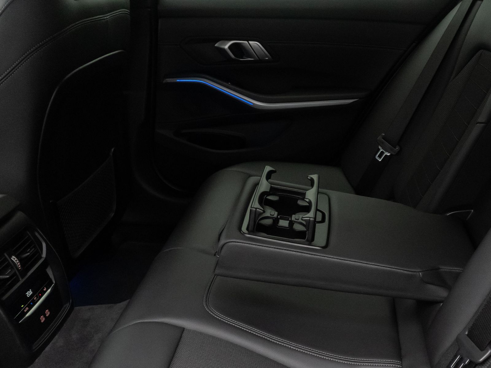 Fahrzeugabbildung BMW 320d xD Sport Line Laser DAB HiFi 360°Standheizu