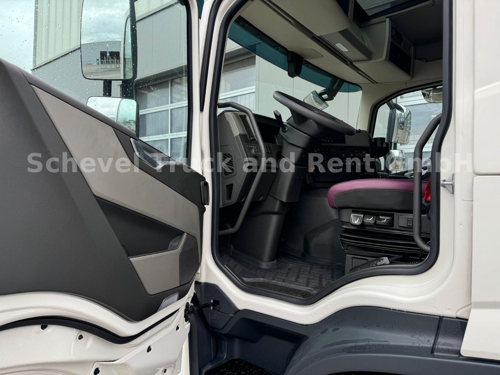 Fahrzeugabbildung Volvo FM 330 6x2 Doppelkabine Fahrgestell ADR