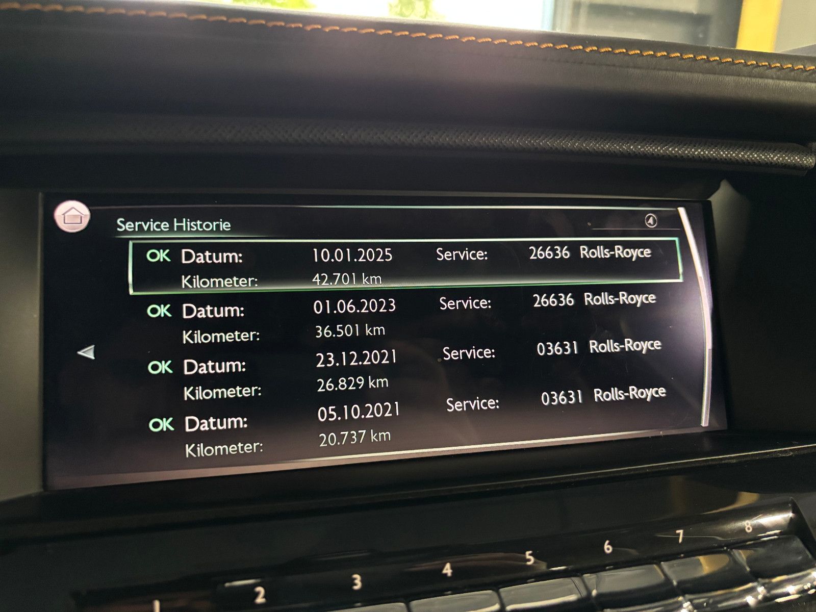 Fahrzeugabbildung Rolls-Royce Cullinan/NOVITEC/WIDEBODY/24''/FOND-TV/STERNEHIM