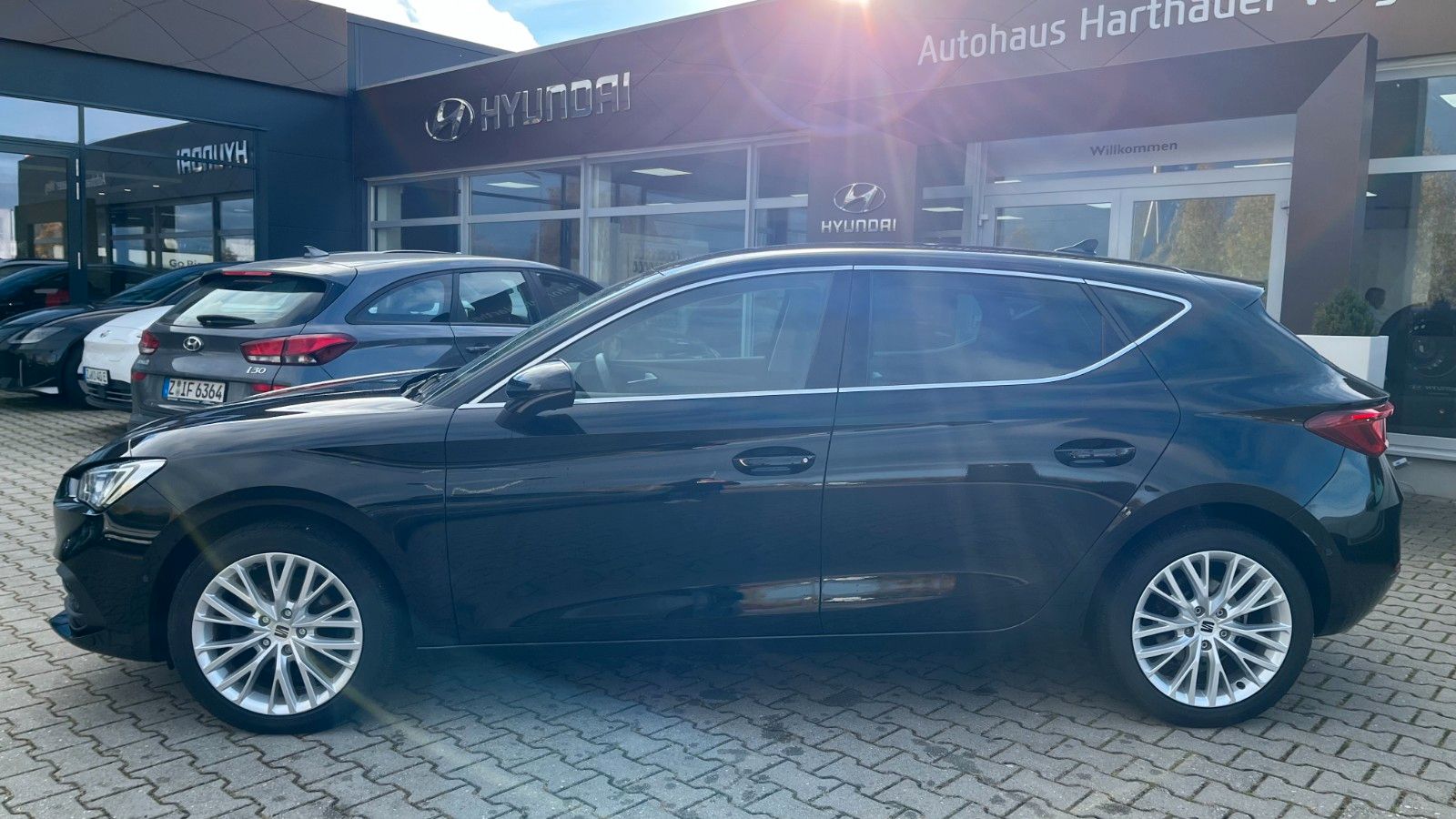 Fahrzeugabbildung SEAT Leon Xcellence NAVI DAB+ LED 17 Zoll
