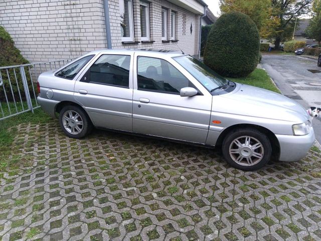 Ford Escort Ghia wenig gelaufen