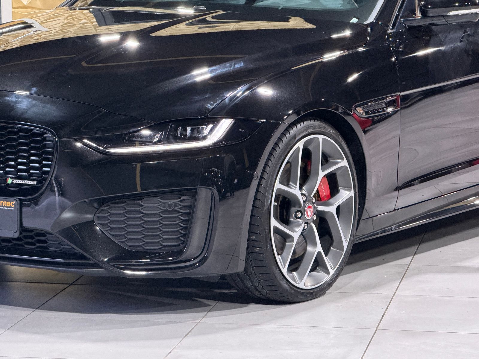 Fahrzeugabbildung Jaguar XE R-Dynamic Black/360°/NAVI/APPLE/SOUND/SHZ