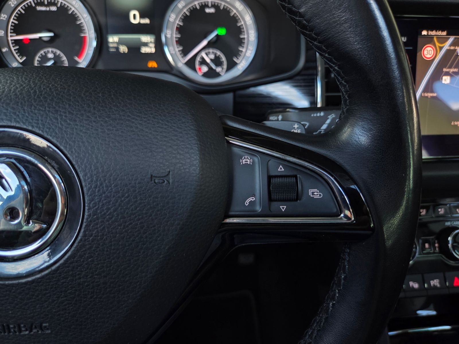Fahrzeugabbildung SKODA Kodiaq Style 4x4 PANO MEMORY 360° STNDHZ