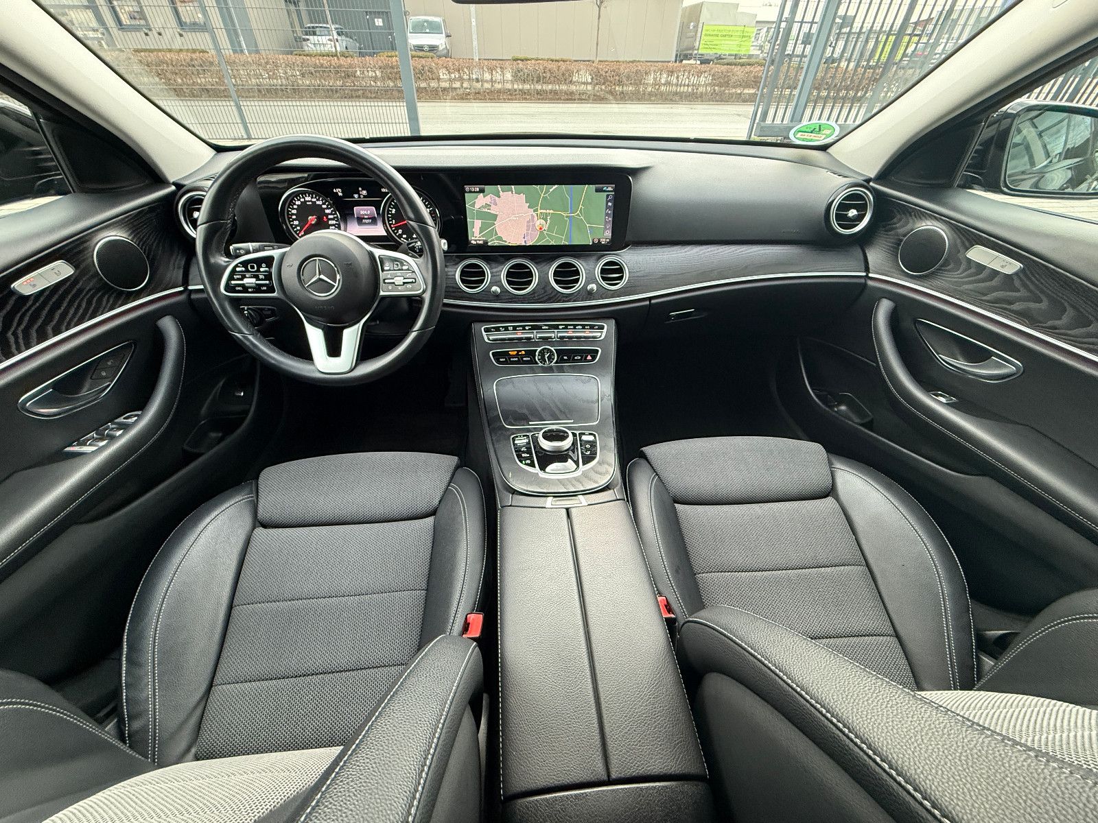Fahrzeugabbildung Mercedes-Benz E 200 T Avantgarde NAVI KLIMAAUTO CAM LED SITZH.