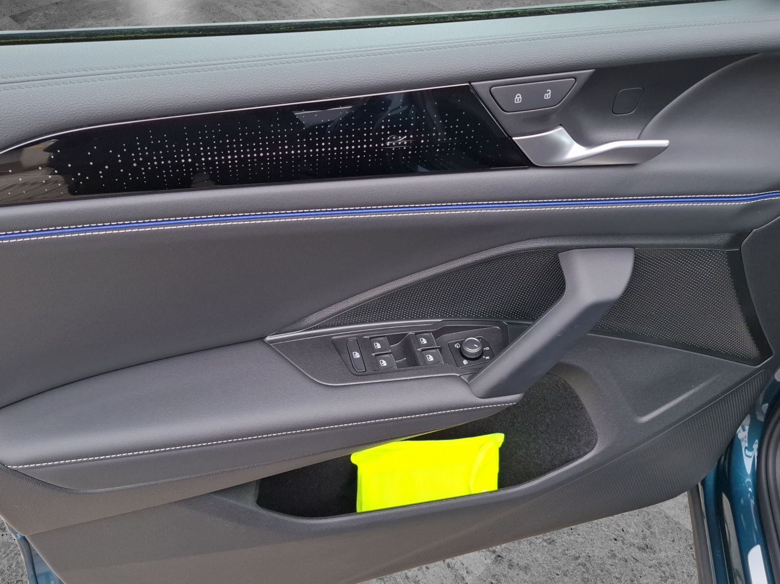 Fahrzeugabbildung Volkswagen Tiguan eTSI R-Line DSG Standhzg. Matrix AHK Navi