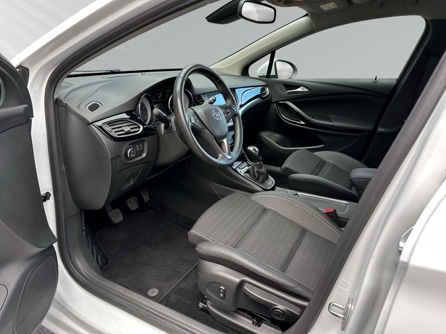 Fahrzeugabbildung Opel Astra Sports Tourer 1.2 KLIMA+ NAVI + PARKSENSOR