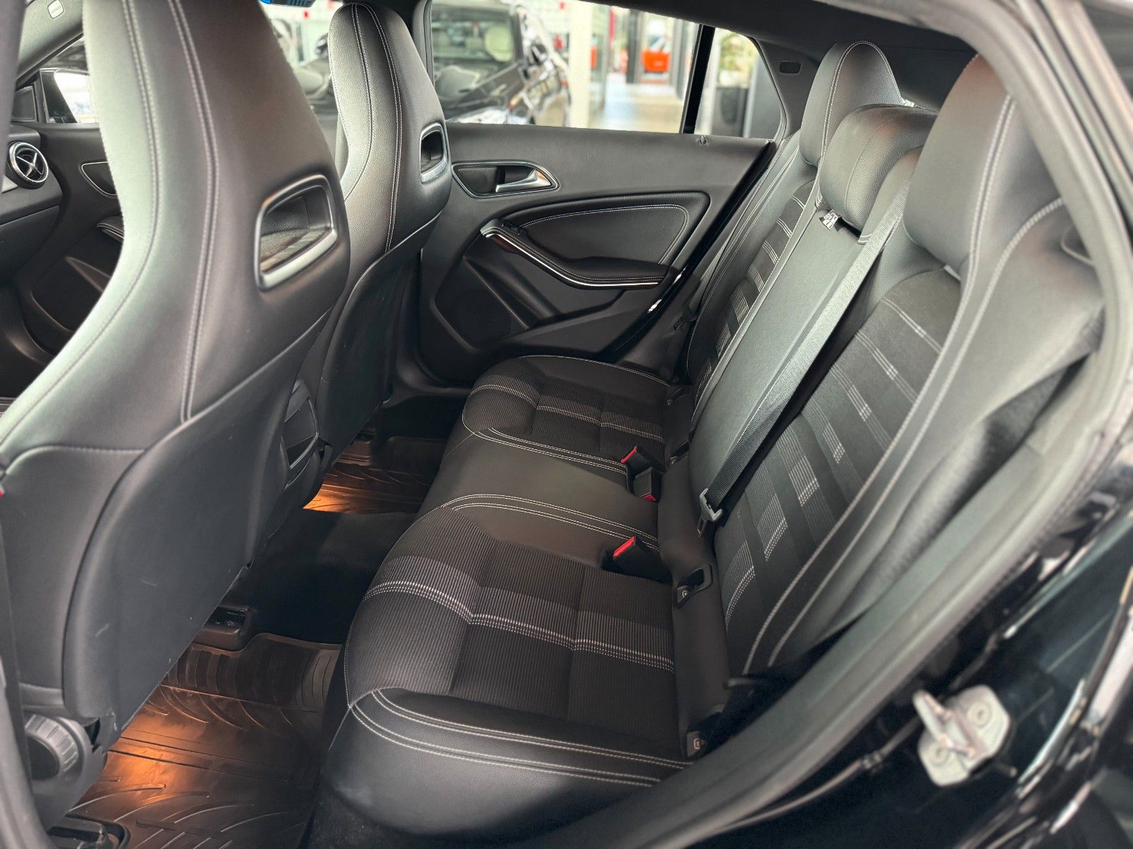 Fahrzeugabbildung Mercedes-Benz CLA 180 Shooting Brake Urban "LED + Business-P."