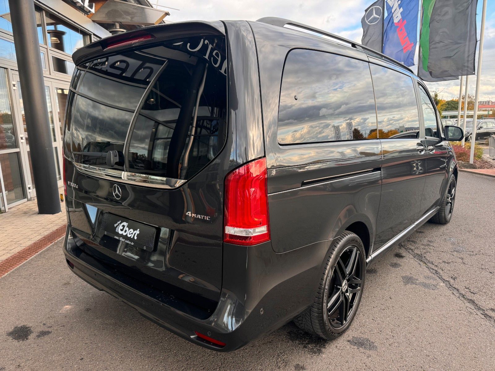 Fahrzeugabbildung Mercedes-Benz V 300 d 4MATIC AVA ED AMG DISTR Stdh AHK2,5 PANO