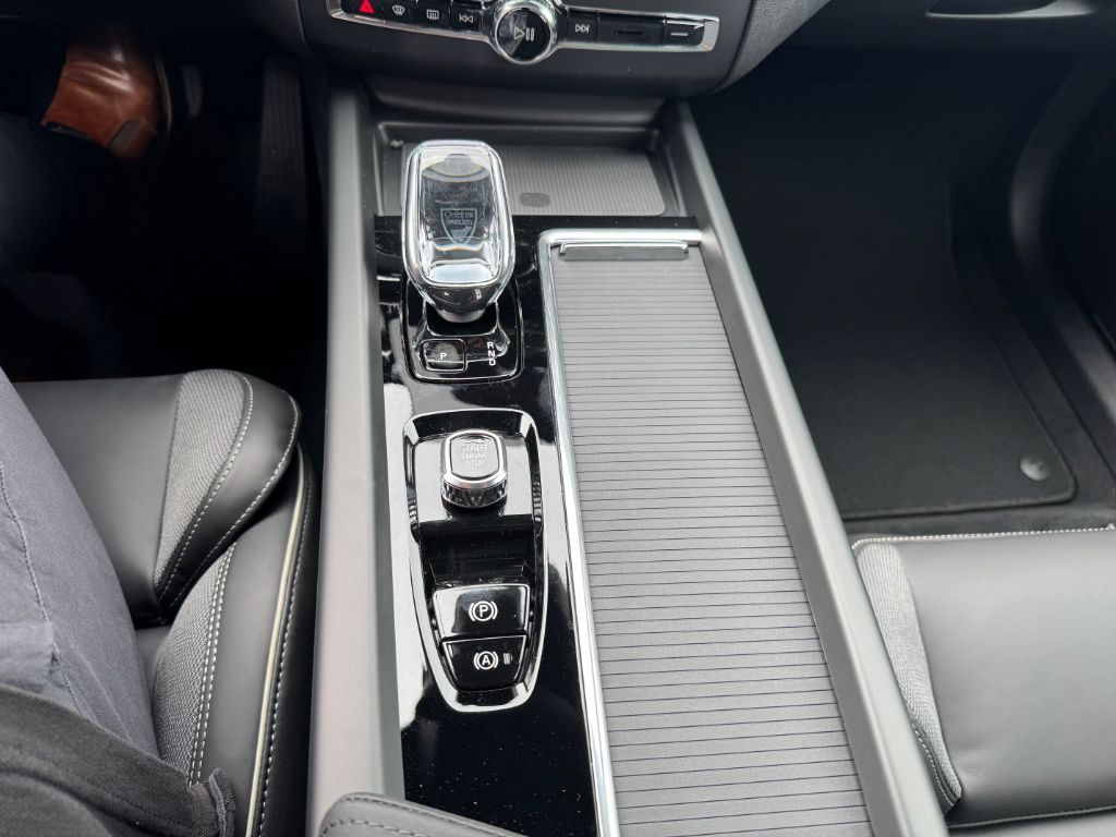 Fahrzeugabbildung Volvo XC60 B5 B AWD Plus Black Edition+Pano+LichtPak