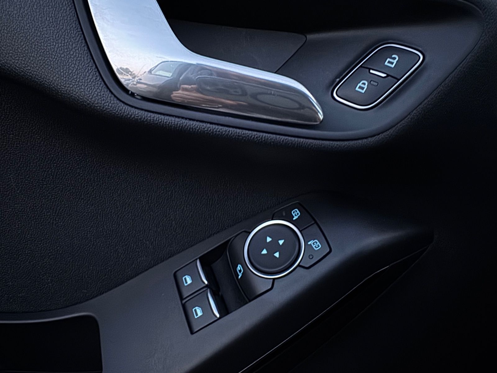 Fahrzeugabbildung Ford Fiesta Cool & Connect*PDC*Navi*Klima*SZH*SH gepf