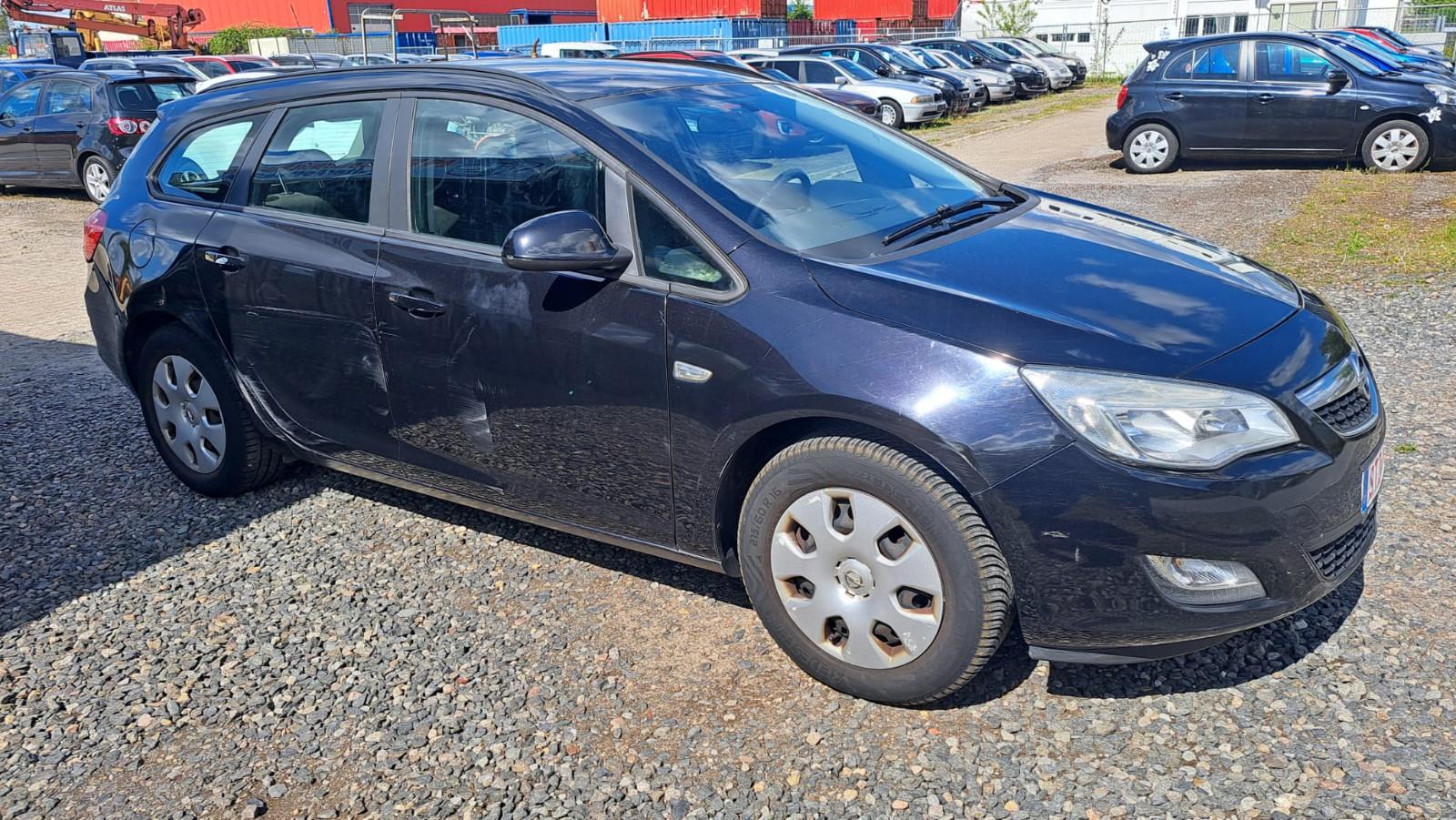 Opel Astra 2010 — вигляд ззаду