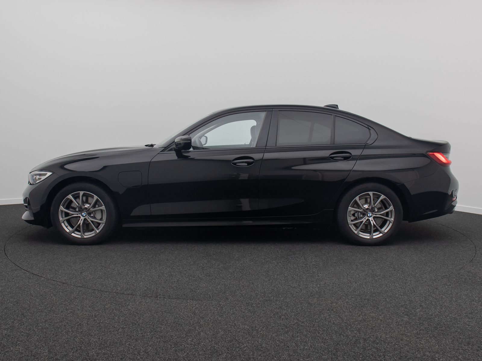 Fahrzeugabbildung BMW 330e Sport Line DAB Alarm Geschwindig Teilleder