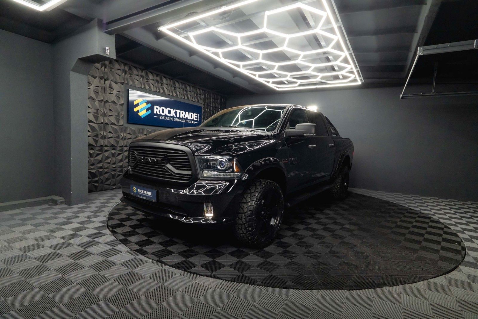 Fahrzeugabbildung Dodge RAM 5.7 V8 HEMI 4x4 OFFROAD Night-Paket *LED*
