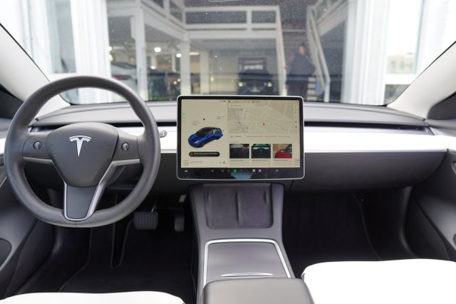 Tesla Model 3 Standard Range + * Inside. white * AHK *