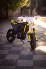 Husqvarna 701 Supermoto 2024 | 1. Hand | Scheckheft  - Angebote