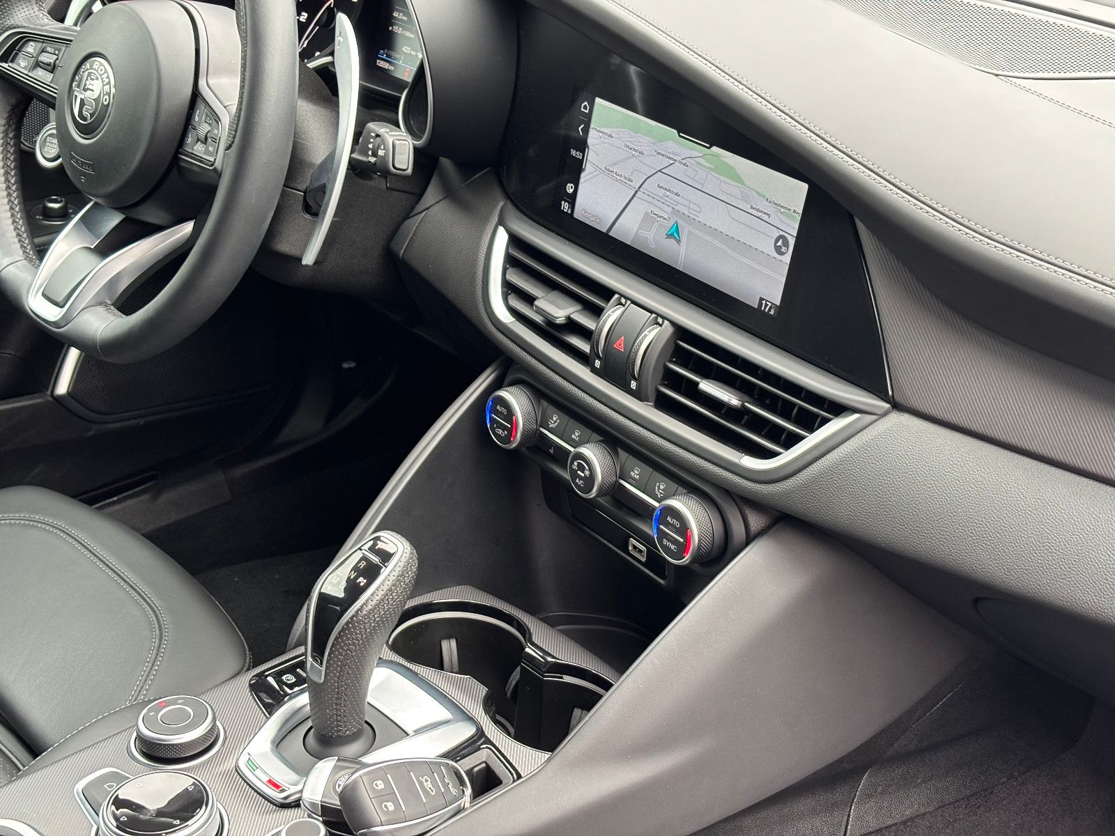 Fahrzeugabbildung Alfa Romeo Giulia Veloce Q4/ACC/MEMORY/KAMERA/NAVI/SOUND/