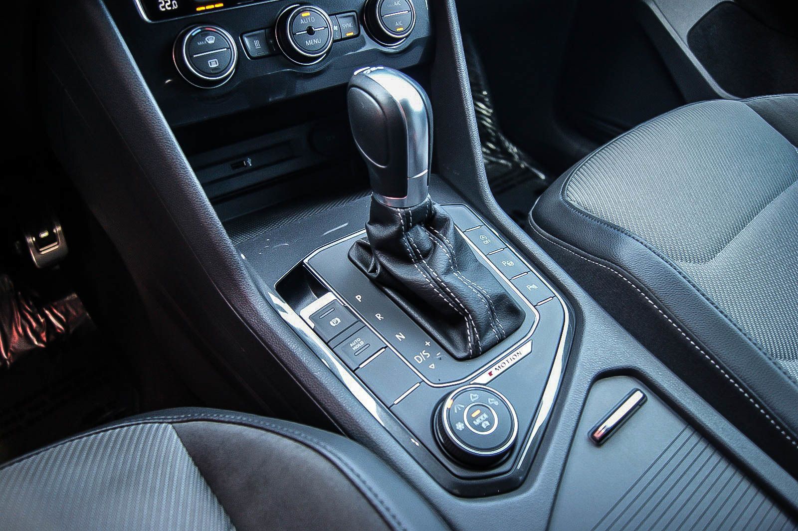 Fahrzeugabbildung Volkswagen Tiguan 20TDI 4Motion R-LINE BLACK STHZG LED ANHZ