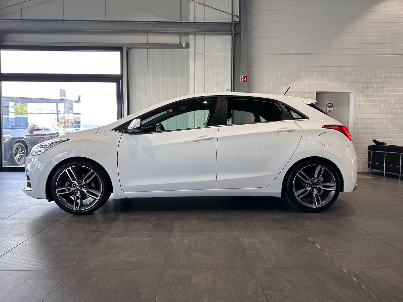 Hyundai i30 Turbo *1. HAND, NAVI, RFK, SCHECKHEFT*