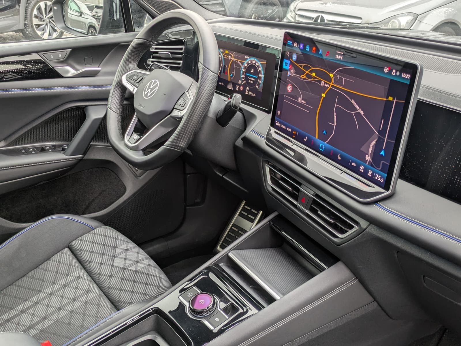 Fahrzeugabbildung Volkswagen Tiguan 2.0 TDI 4M R-Line PANO*H&K*AHK*MATRIX*20"