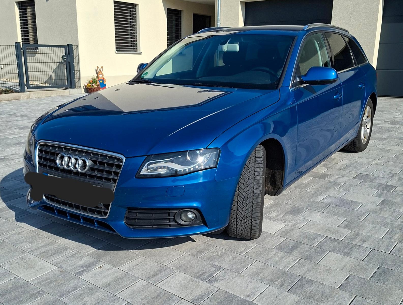 Audi A4 Avant Attraction blau