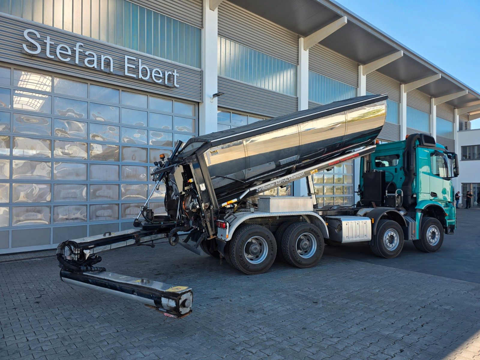 Fahrzeugabbildung Mercedes-Benz Arocs 3251K 8x4 AMTEC Thermokipper +Sprider M25E