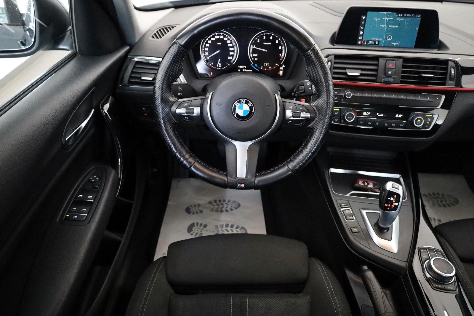Fahrzeugabbildung BMW 118i Sport Line Lim. Navi,LED,SH,PDC,SR+WR