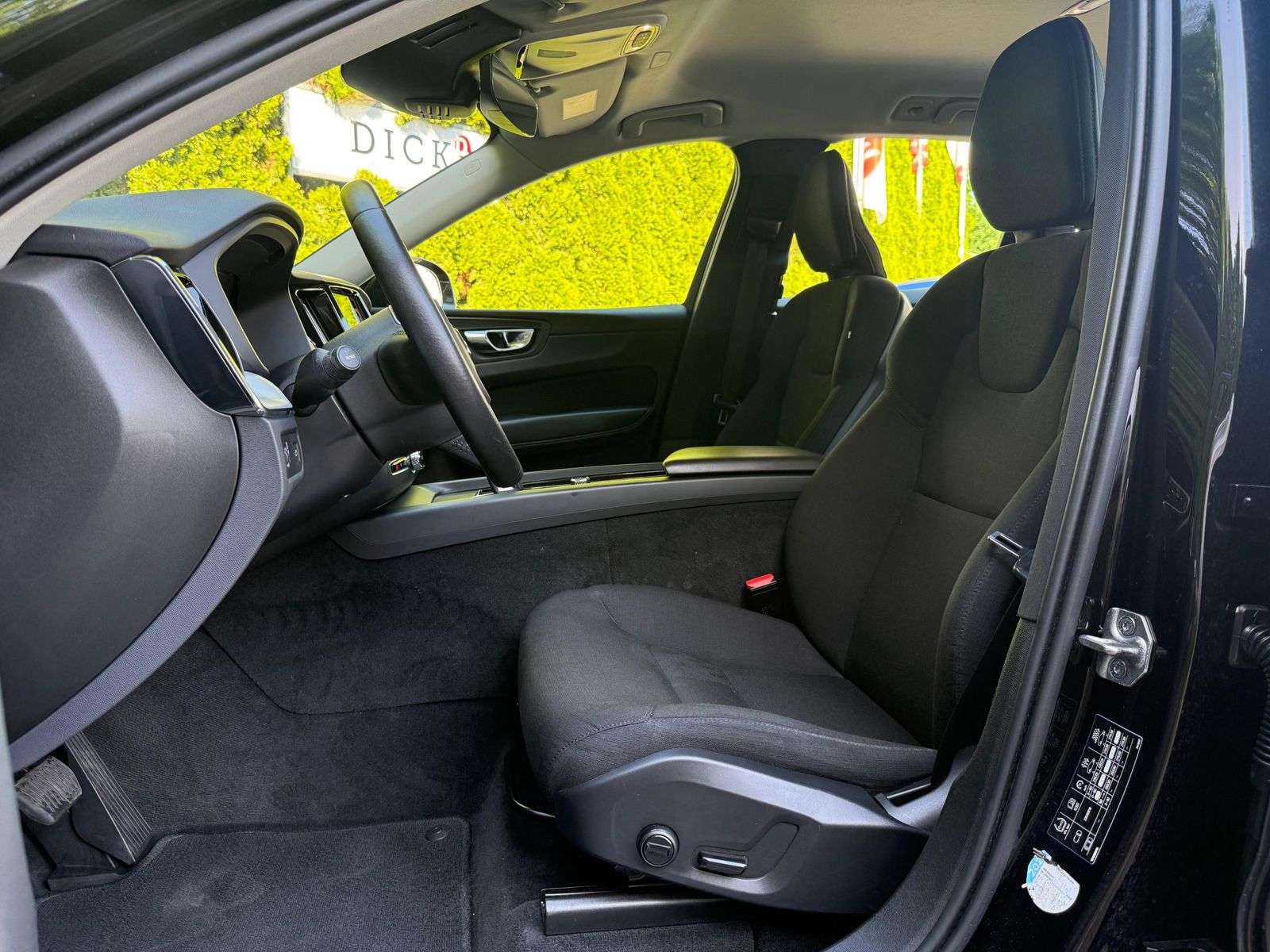 Fahrzeugabbildung Volvo XC60 Momentum Pro 2WD LED+NAVI+AHK+KAM+PARK+DAB+