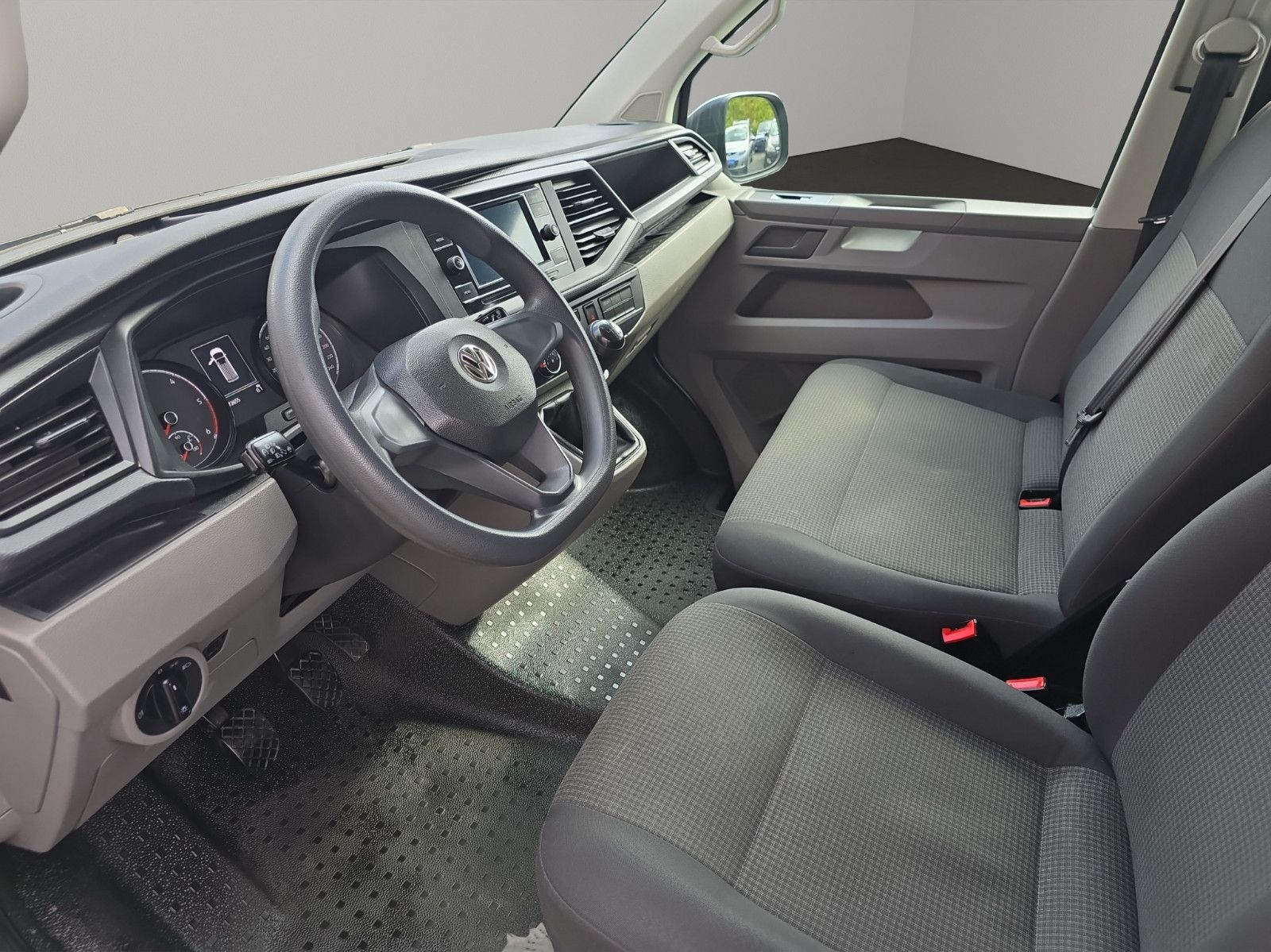 Fahrzeugabbildung Volkswagen T6 Transporter Kombi Langer Radstand 9 Sitzer