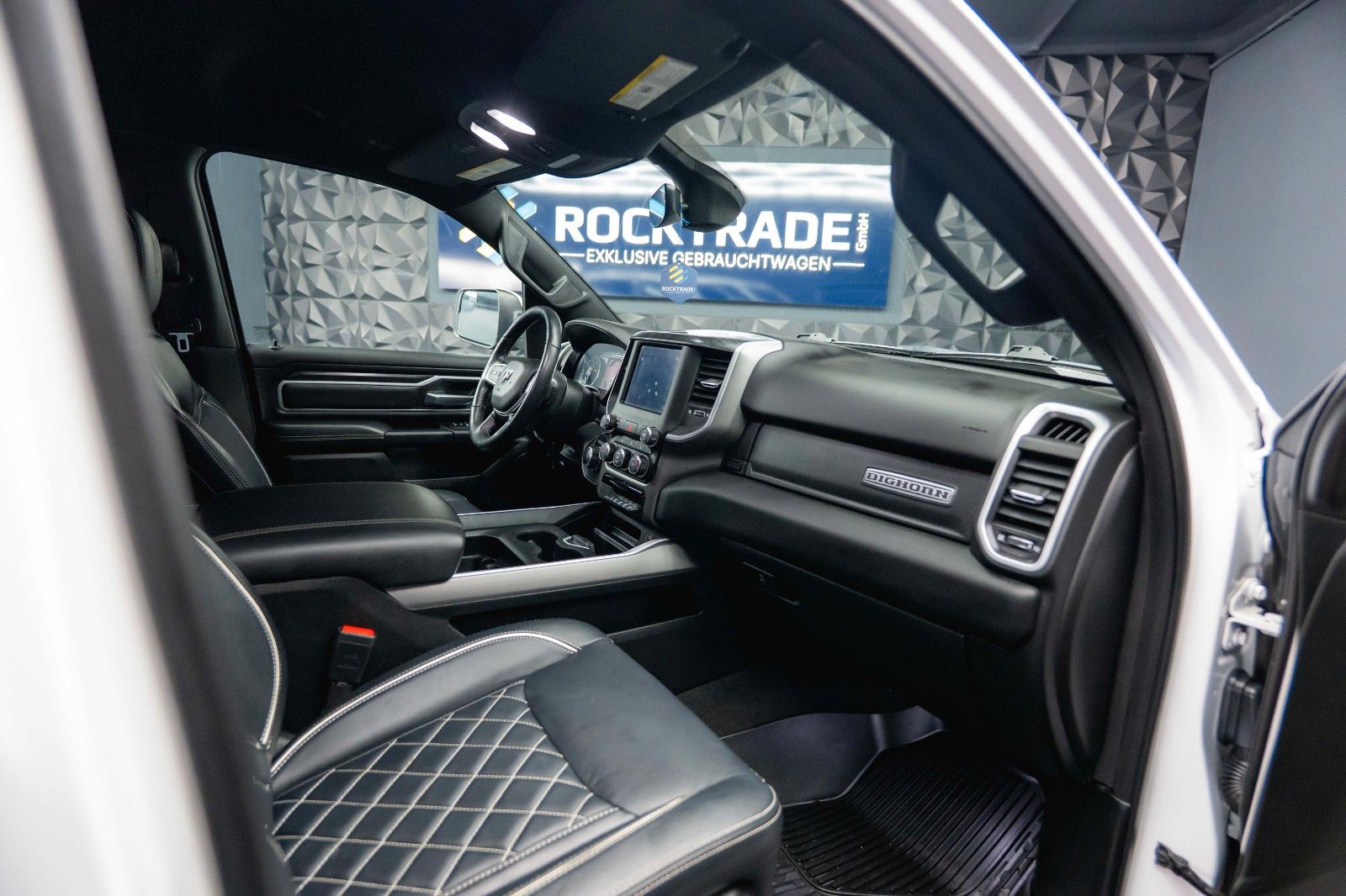 Fahrzeugabbildung Dodge RAM 5.7 V8 HEMI 4x4 OFFROAD Night-Paket *LED*