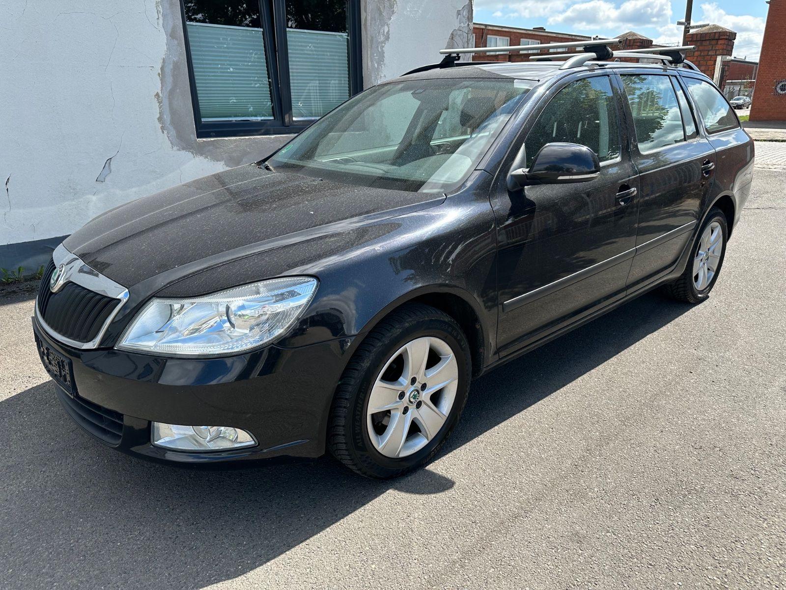 Skoda Octavia 2012 — rear view