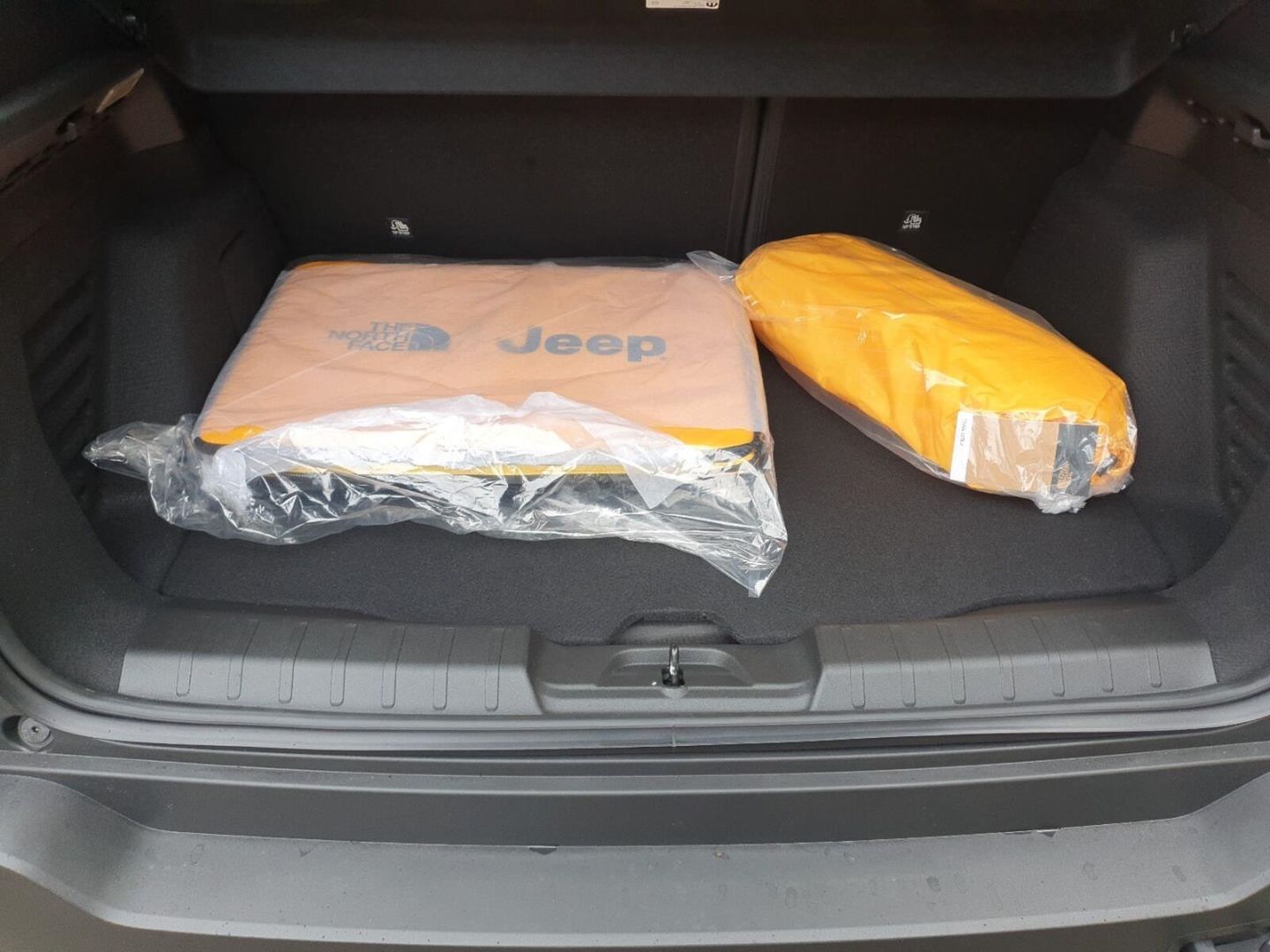 Fahrzeugabbildung Jeep Avenger The North Face 4xe -sofort-Panoramadach-