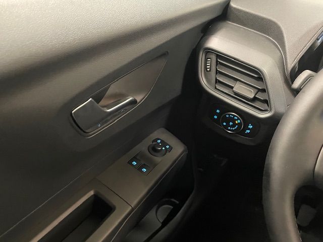 Fahrzeugabbildung Ford Transit Courier Trend Doppelkabine DAB LenkradHZ