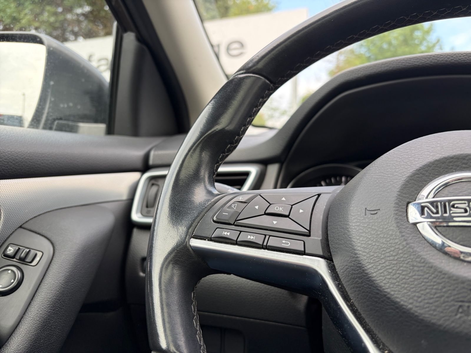 Fahrzeugabbildung Nissan Qashqai 1.3 DIG-T Akari*Navi*Pano*360°Kamera*