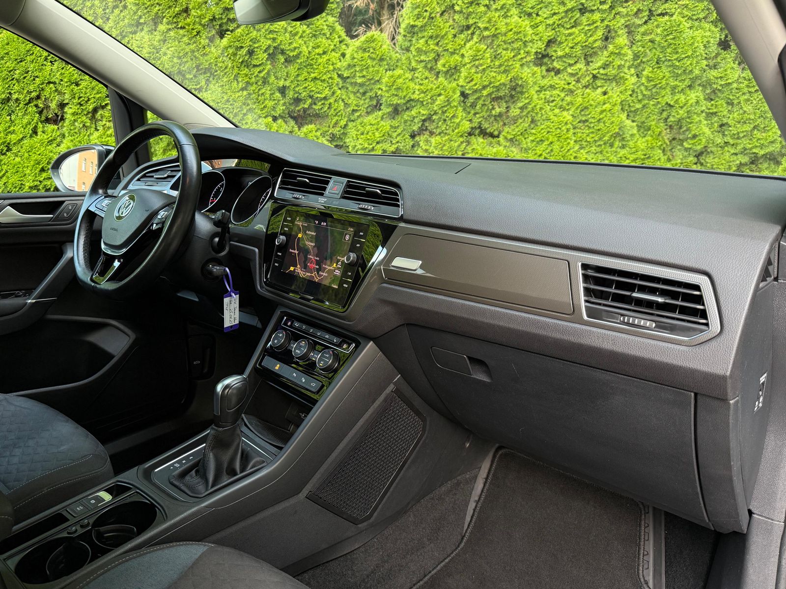 Fahrzeugabbildung Volkswagen Touran 2.0 TDI DSG IQ.DRIVE LED+ACC+NAV+SHZ+DAB