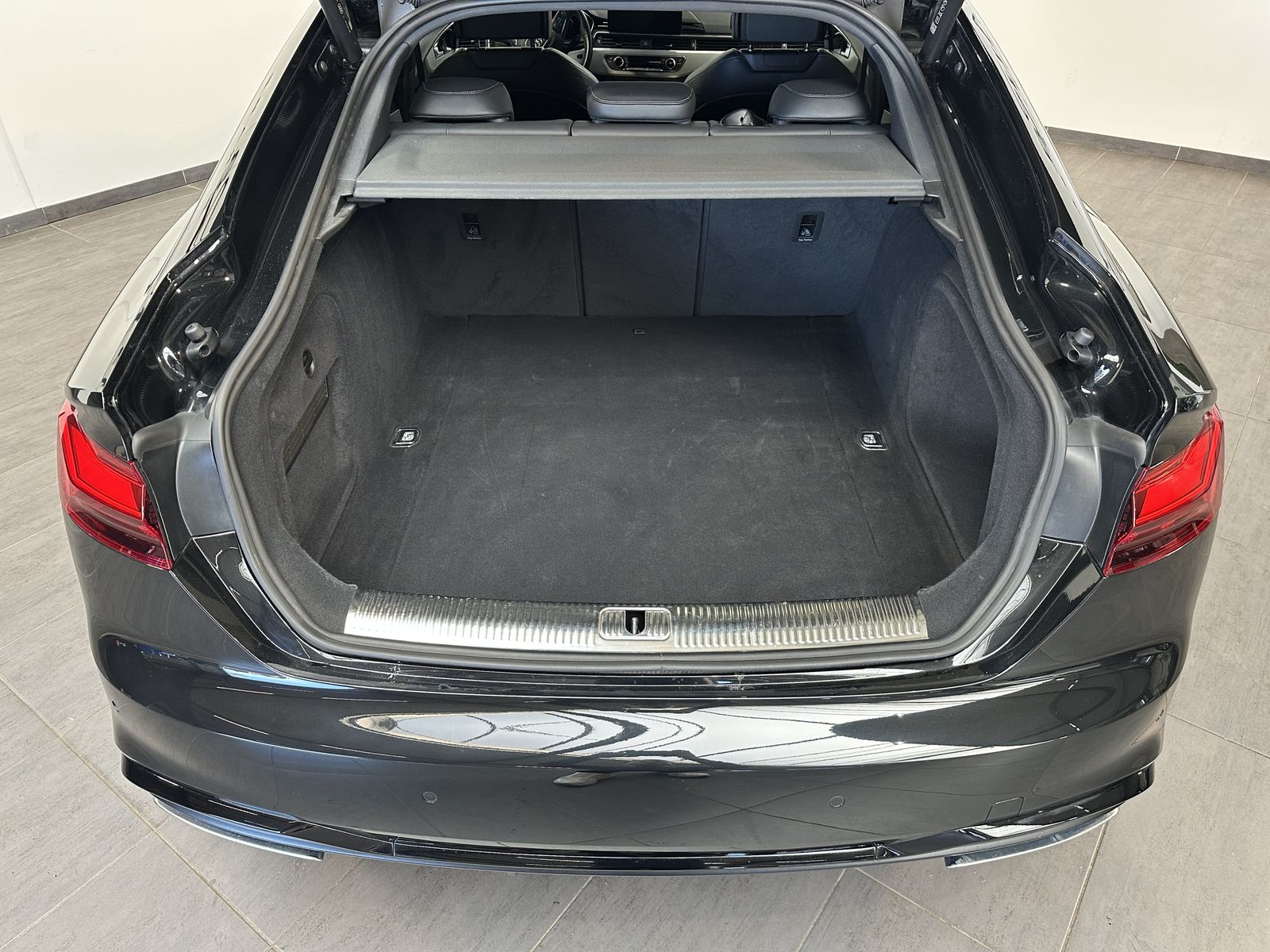 Fahrzeugabbildung Audi A5 SpB 40 TFSI S-Line Black NAV+MATRIX+ACC+VC+PP