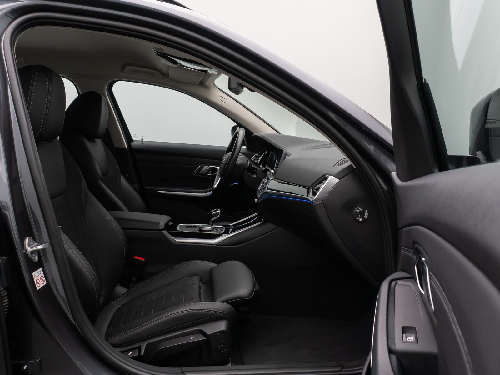 Fahrzeugabbildung BMW 320i Sport Line Alarm DAB FernlichtAss PDC LED