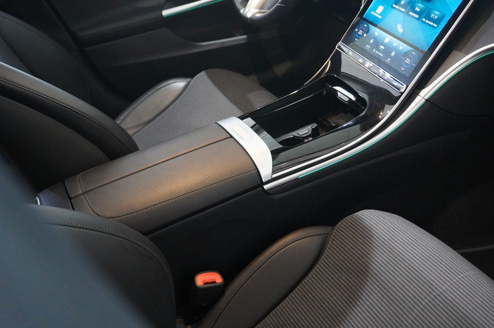 Fahrzeugabbildung Mercedes-Benz C 200 LIM. AVANTGARDE 9G NAVI/LED/KAMERA/PANO.