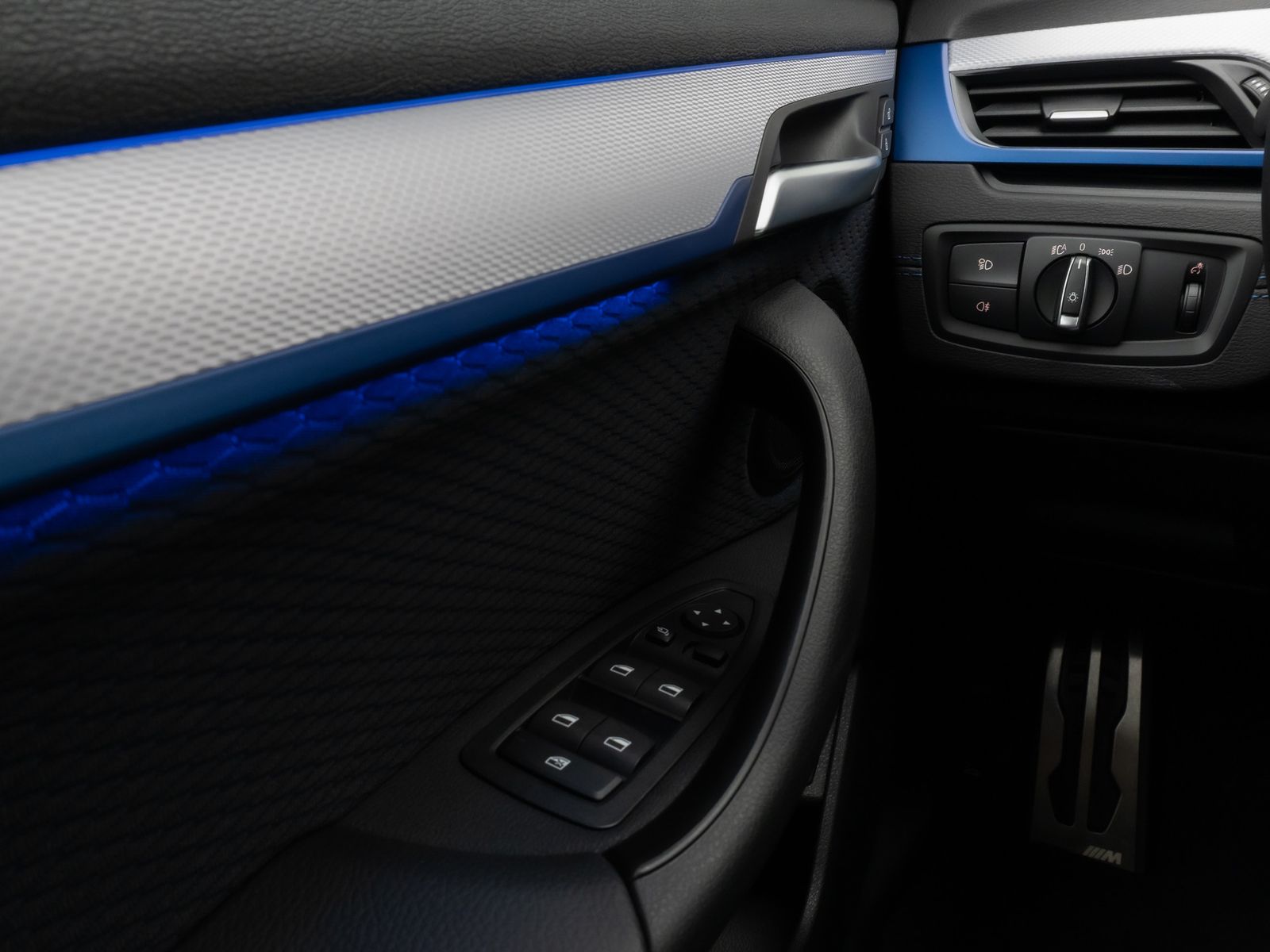 Fahrzeugabbildung BMW X2 xD20i M Sport Kamera HUD DAB Navi+ Alarm 19"