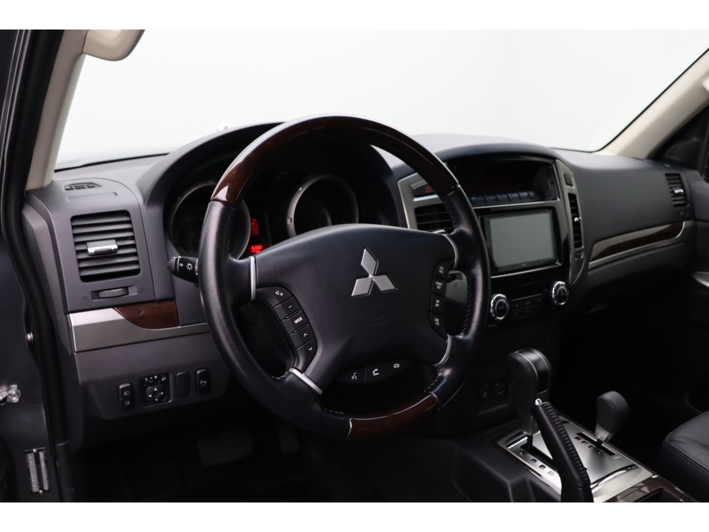 Fahrzeugabbildung Mitsubishi Pajero GLS 3,8L 4WD AHK, AppleCP, Pano, Schiebed