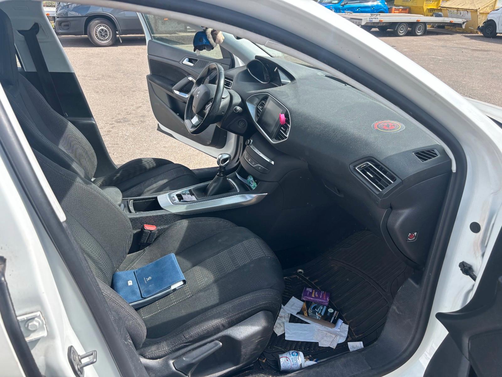 Peugeot 308 2015 — photo 16