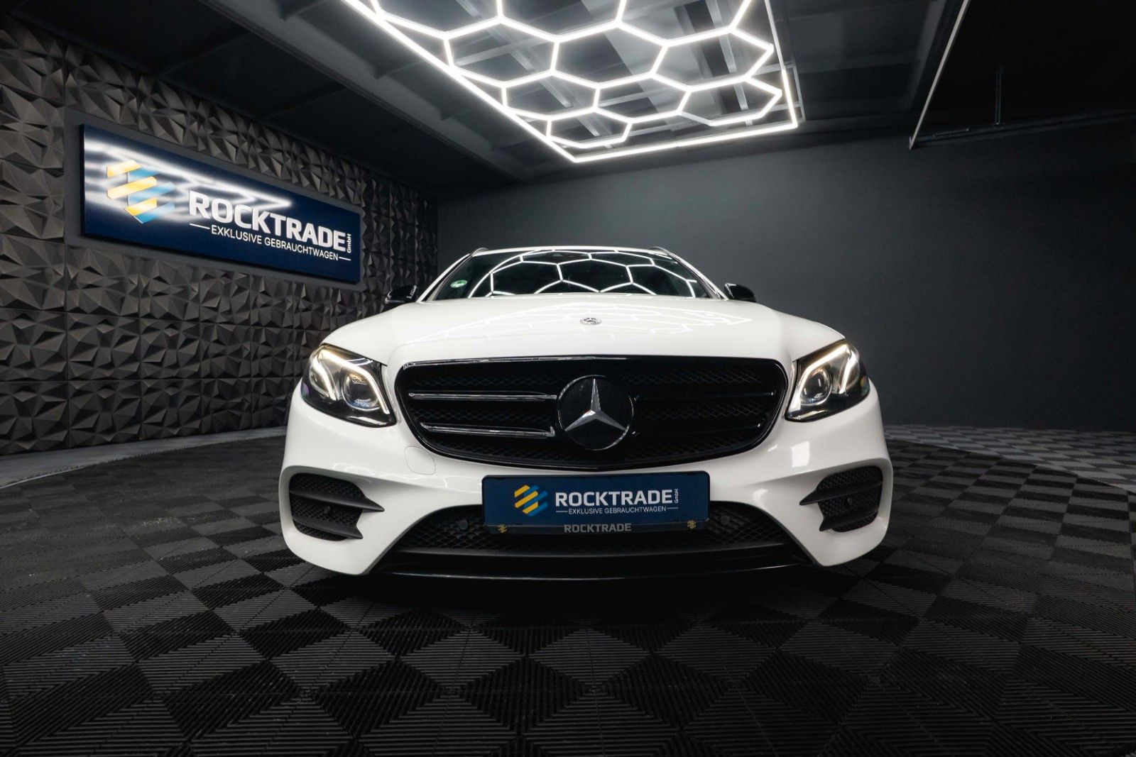 Fahrzeugabbildung Mercedes-Benz E 220d AMG Night-Paket | ACC | LED | Widescreen
