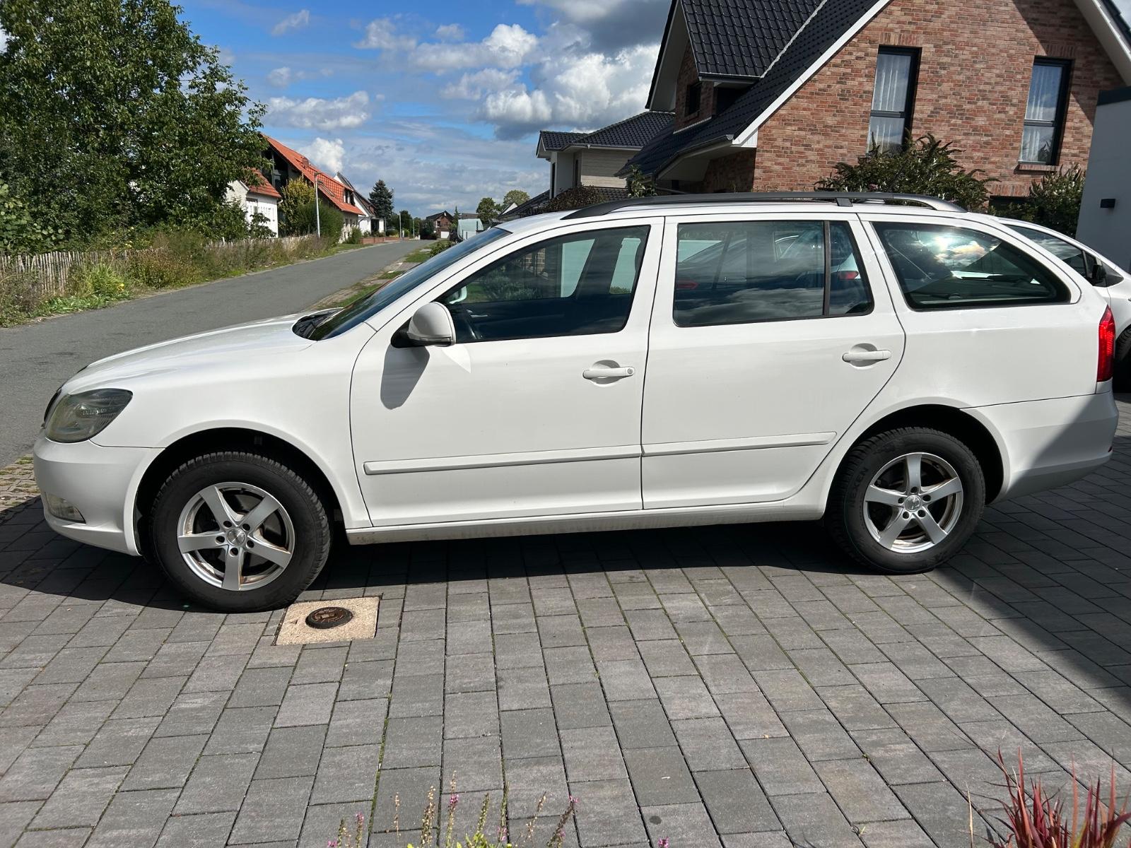 Skoda Octavia 2012 — rear view