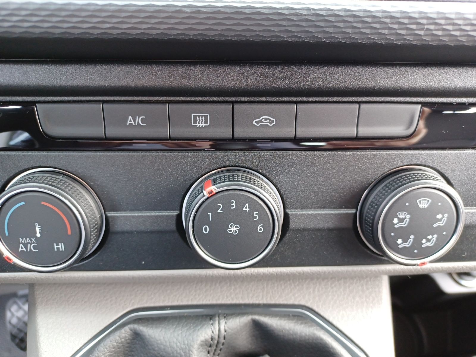 Fahrzeugabbildung Volkswagen T6.1 Transporter Kombi TDI LR NAVI LED KLIMA