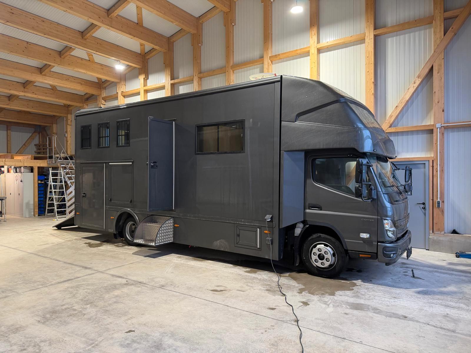 Mercedes-Benz Pferdetransporter Fuso POP-Out 3 Stellplätze