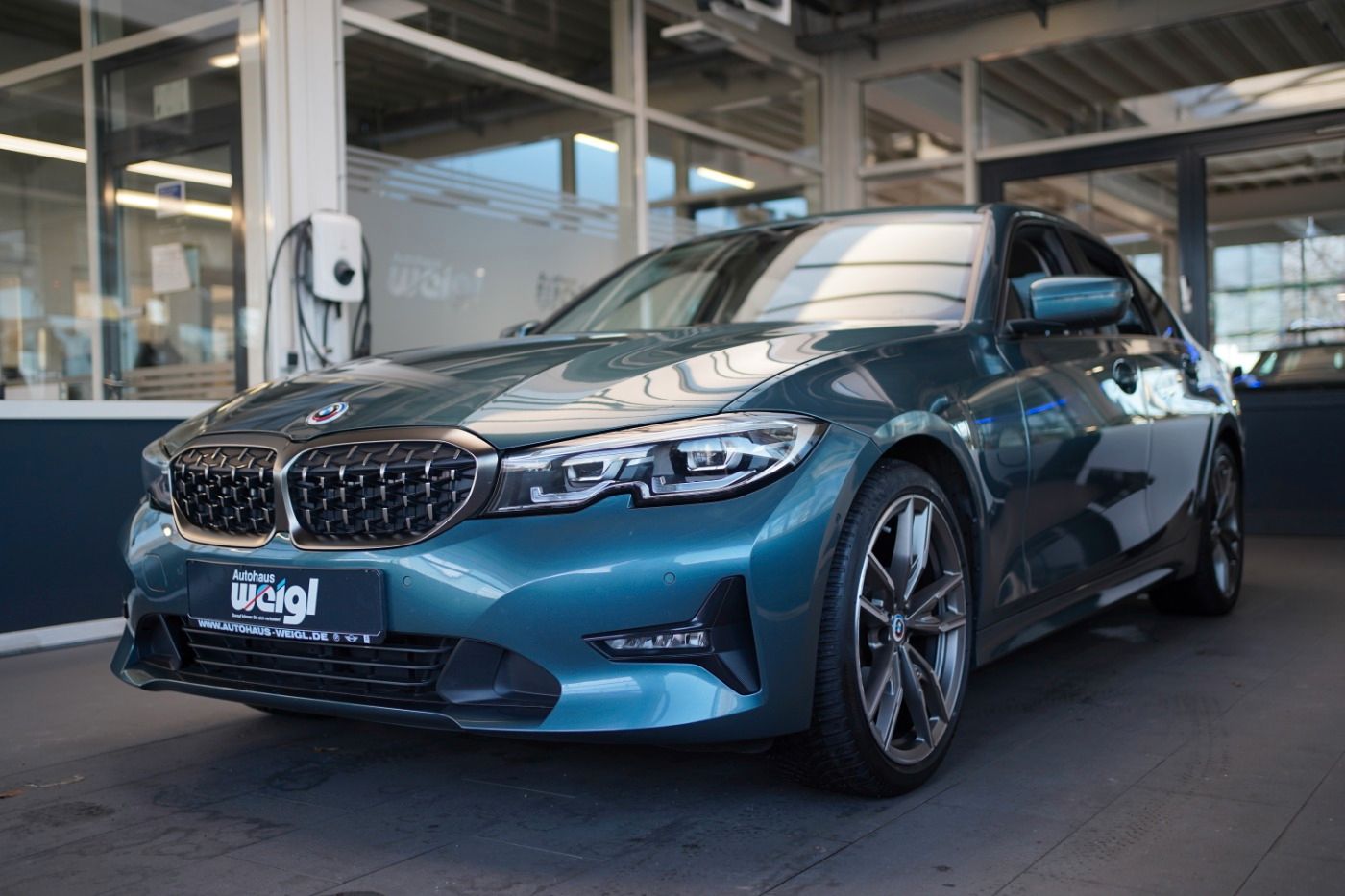 Fahrzeugabbildung BMW 320i Advantage Head Up+Parking u. Driving Ass.++