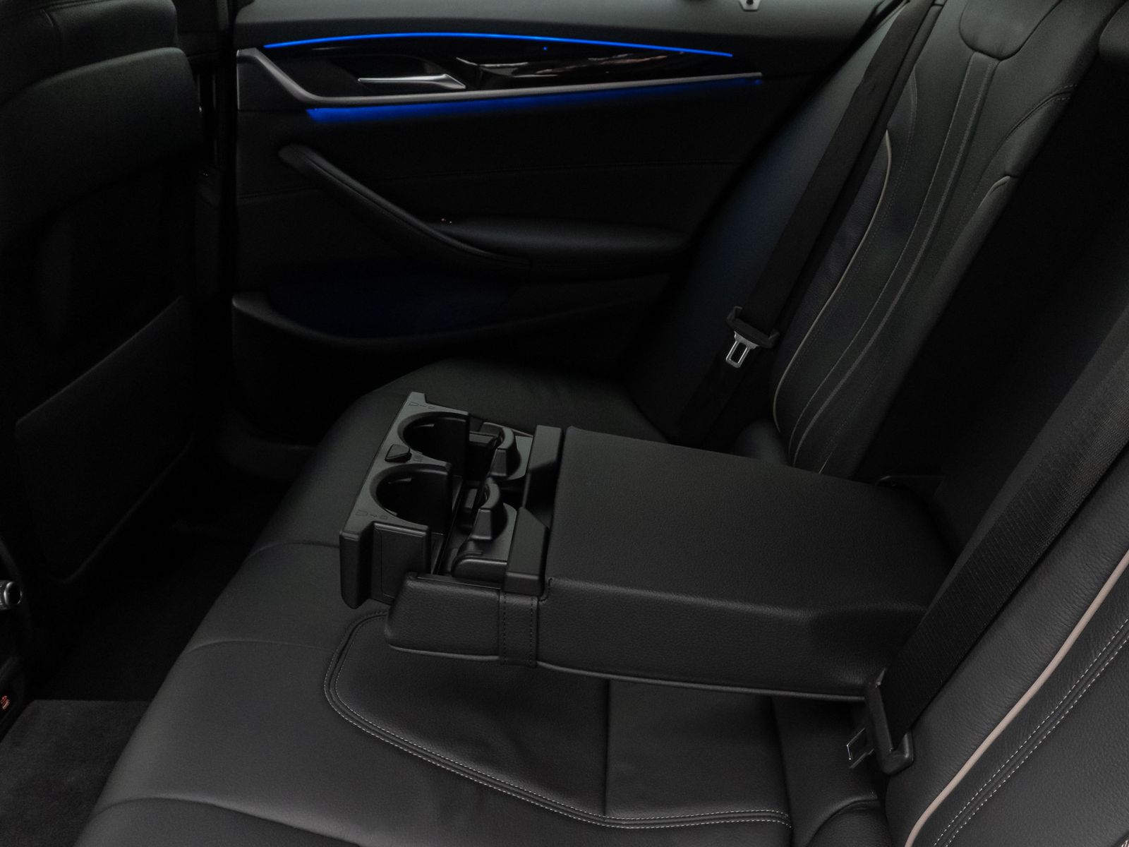 Fahrzeugabbildung BMW 530d xD M Sport DAB Kamera HUD Laser 4*Klima 19"